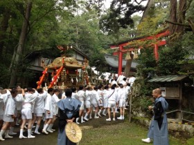 2015/10/11 昨日氏神さん長谷神社のお祭りでした!テンダーライフひえいの前でもお神輿をわっしょいわっしょい賑やかにしていただきました。