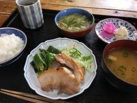 2017.7.13本日のお昼ご飯は塩豚、きゅうりのあんかけ、お味噌汁、お漬け物(白い方は自家製ぬか漬け)です。